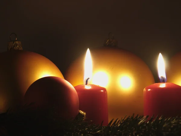Svíčky a vánoční míče. — Stock fotografie