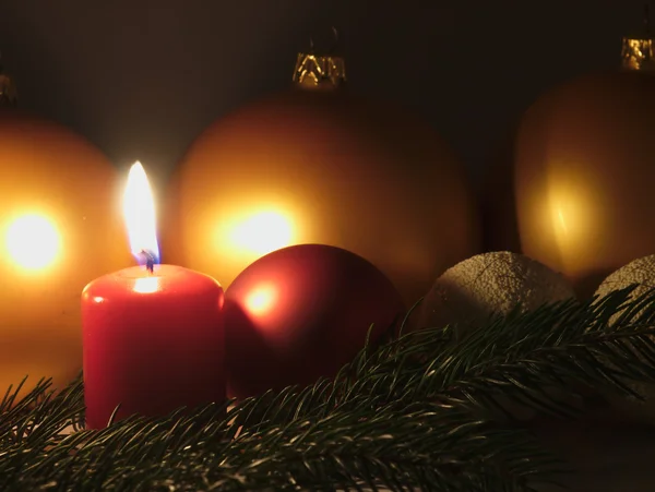 Kerzen und Weihnachtskugeln. — Stockfoto