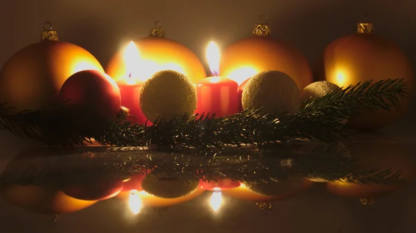 Velas y bolas de Navidad . —  Fotos de Stock