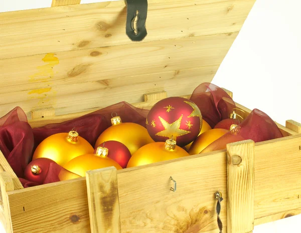 Χριστούγεννα μπάλες σε ένα ξύλινο κουτί. — Φωτογραφία Αρχείου