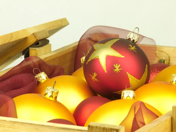 Bolas de Navidad en una caja de madera . —  Fotos de Stock