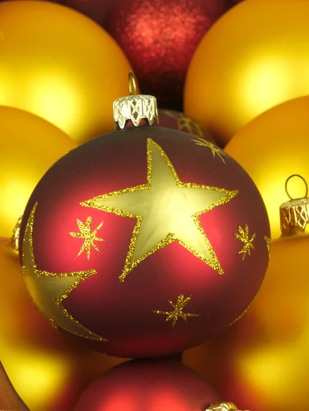 Red bauble árbol de Navidad sobre un fondo de bolas de oro . — Foto de Stock