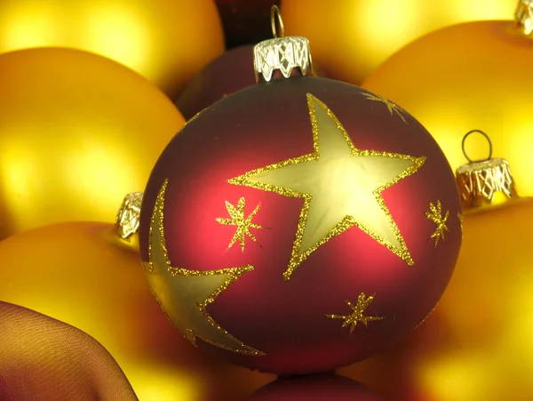 Red bauble Christmas Tree on a background of golden balls. — Stock Photo, Image