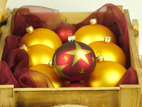 Χριστούγεννα μπάλες σε ένα ξύλινο κουτί. — Φωτογραφία Αρχείου