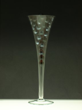 Bir bardak şampanya cam topları.