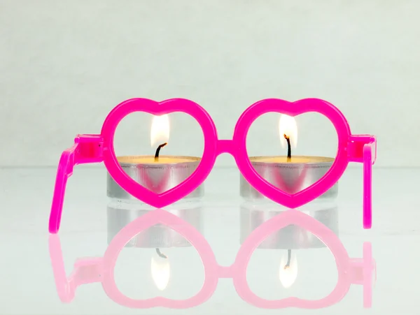 Óculos cor-de-rosa em forma de corações e fogo . — Fotografia de Stock