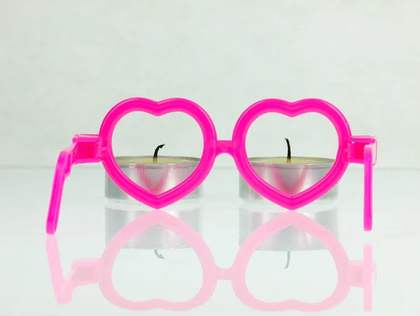Różowe okulary w kształcie serca i ognia. — Zdjęcie stockowe
