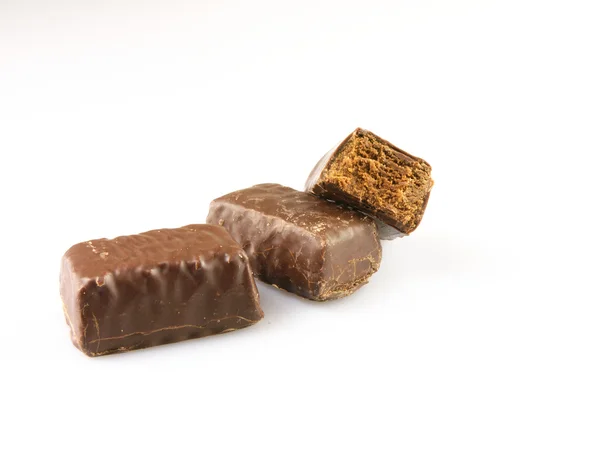 Beyaz bir arka plan üzerinde ısırıldı çikolata şeker.