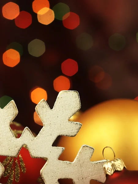 Riesenschneeflocke und Weihnachtskugeln. — Stockfoto