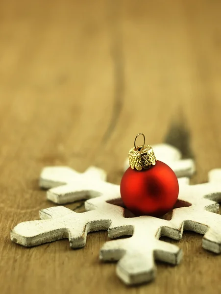 Red Kerstbal op een houten eiken achtergrond. — Stockfoto