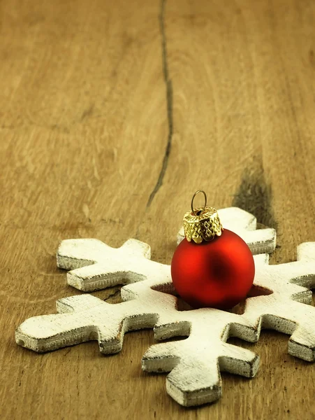Красная рождественская безделушка на деревянном дубовом фоне . — стоковое фото