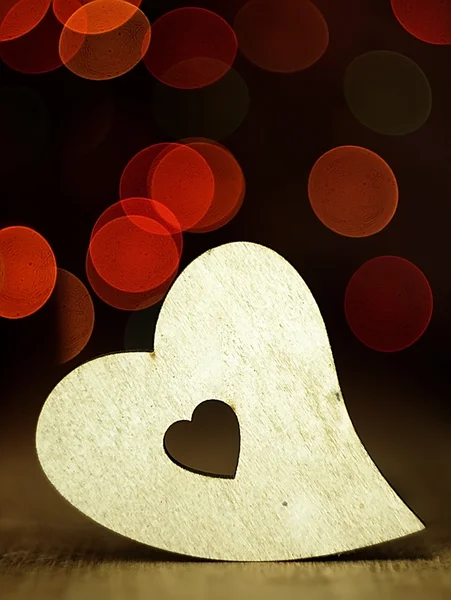 Corazón sobre un fondo de tablas de madera . — Foto de Stock