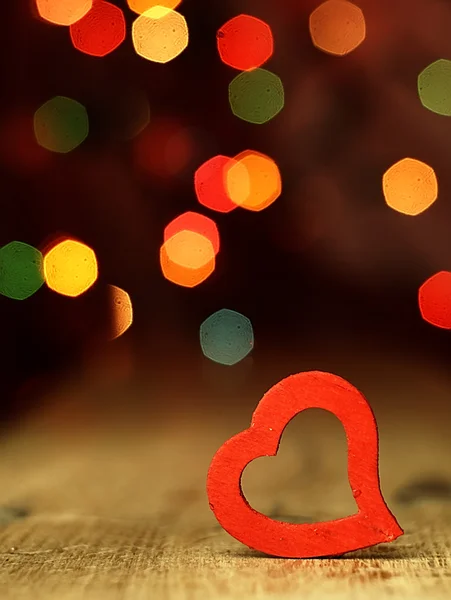 Corazón sobre un fondo de tablas de madera . — Foto de Stock