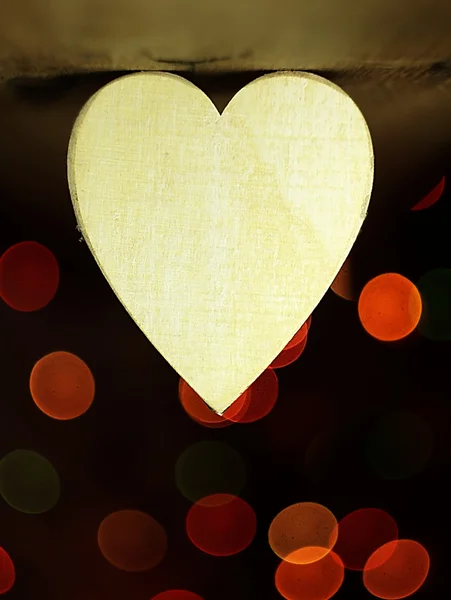 Coeur sur un fond de planches en bois . — Photo