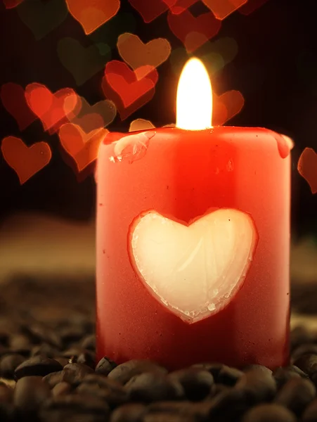 Vela roja y café en la mesa. Corazones brillantes en el fondo . — Foto de Stock