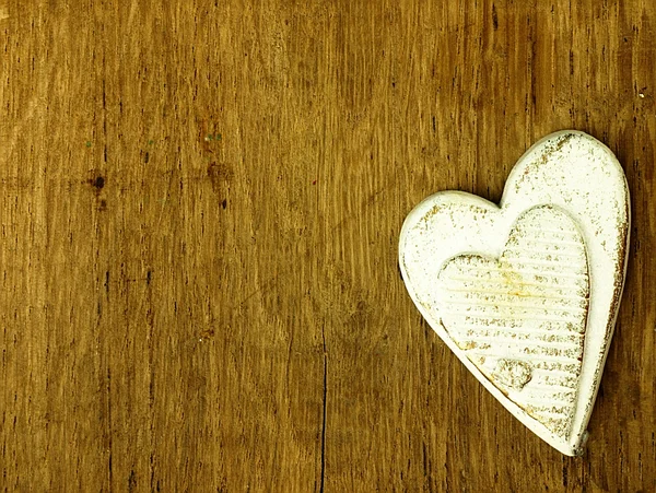 หัวใจไม้บนโต๊ะโอ๊ค . — ภาพถ่ายสต็อก