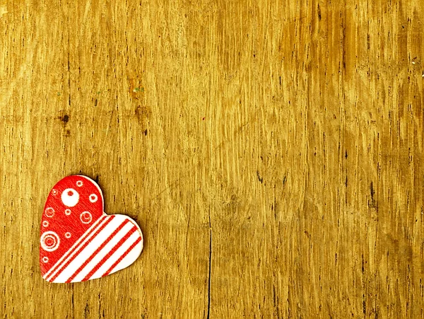 Деревянное сердце на дубовом столе . — стоковое фото
