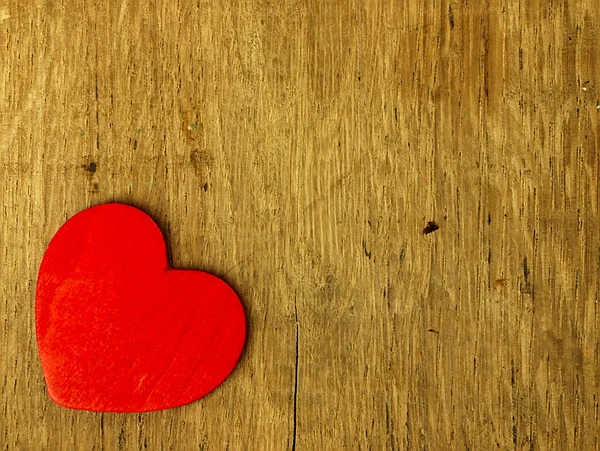 Деревянное сердце на дубовом столе . — стоковое фото