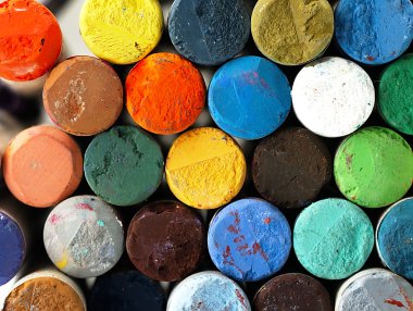 Kuru pastel boya kalemi yakından renkli.