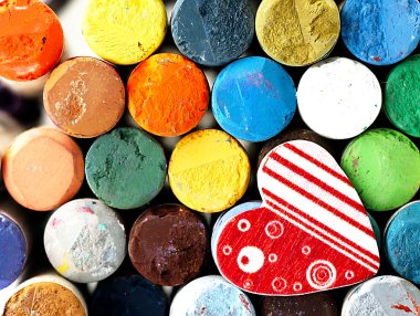 Kuru pastel yakından kalp ve renkli.