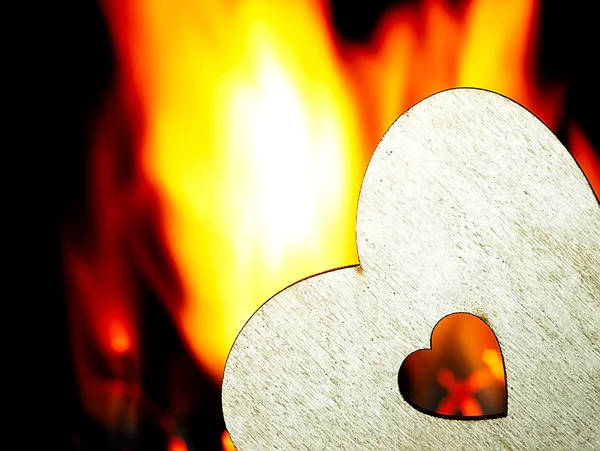 Siyah bir zemin üzerine alev alev yanan kalp.