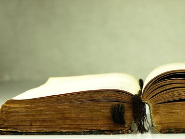 Zarar görmüş bir kapak ile eski, açık kitap.