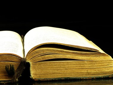 Zarar görmüş bir kapak ile eski, açık kitap.
