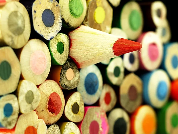 Yakından renkli ahşap boyalar.
