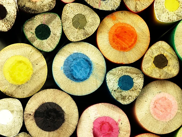 Kleurrijke houten kleurpotloden nauw. — Stockfoto