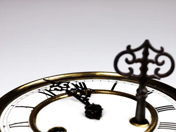 Velho relógio com algarismos romanos e chave .. — Fotografia de Stock