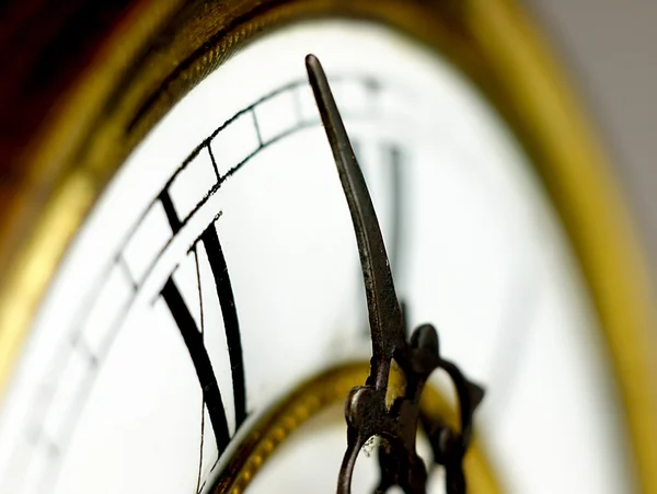 Velho relógio com algarismos romanos . — Fotografia de Stock