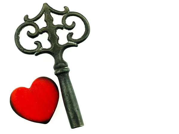 Llave de metal viejo y corazón rojo . — Foto de Stock