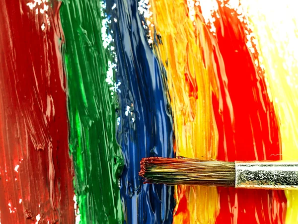 Rastros de color y pincel en una hoja blanca de papel. —  Fotos de Stock