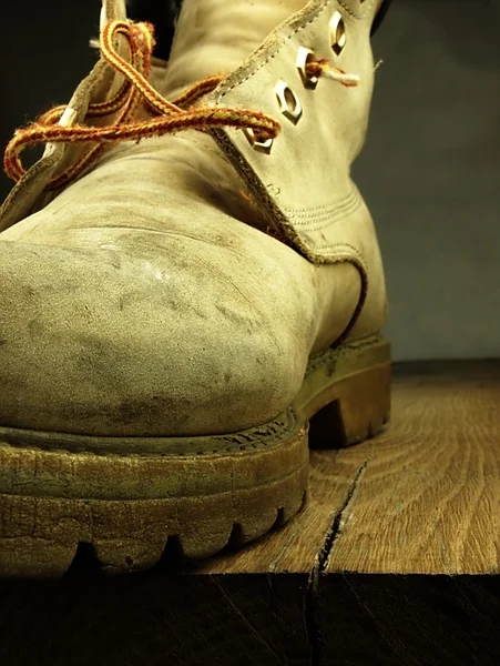 Military, heavy shoe on the edge. — Stock Photo, Image