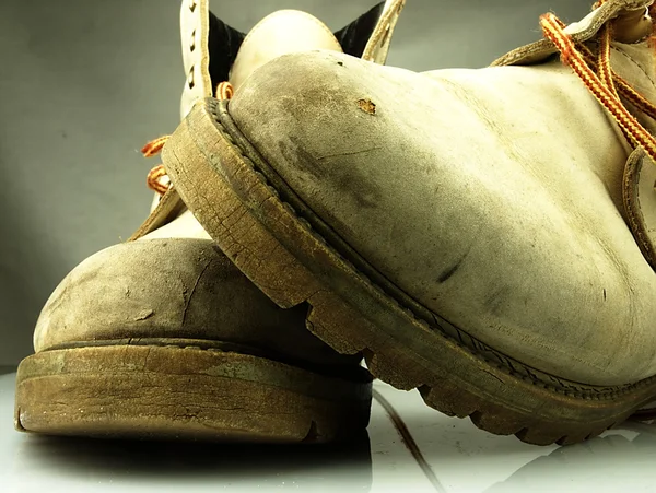 Par de botas velhas e pesadas . — Fotografia de Stock
