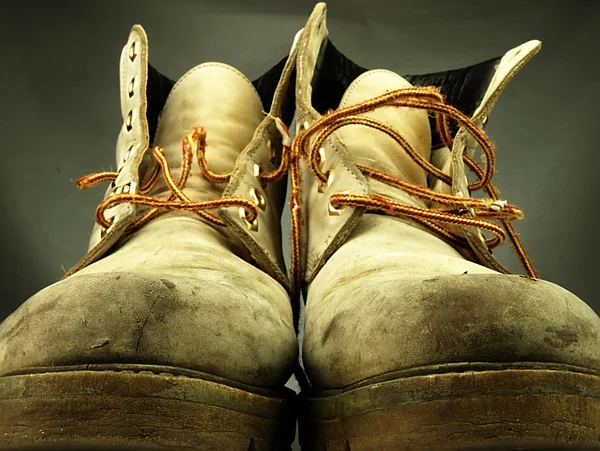Coppia di vecchi stivali pesanti indossati . — Foto Stock