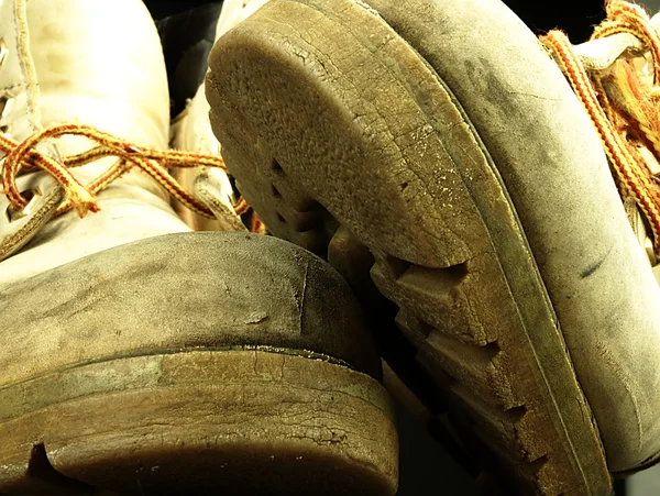 Çift eski, yıpranmış ağır çizme.