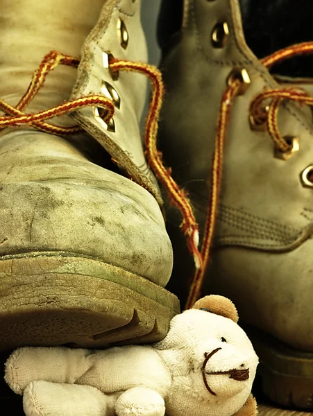 Urso de peluche esmagado por uma bota militar pesada e velha . — Fotografia de Stock