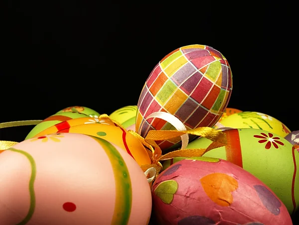 Huevos de Pascua sobre un fondo negro. —  Fotos de Stock