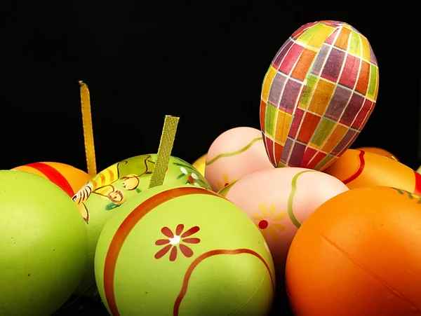 Huevos de Pascua sobre un fondo negro. —  Fotos de Stock