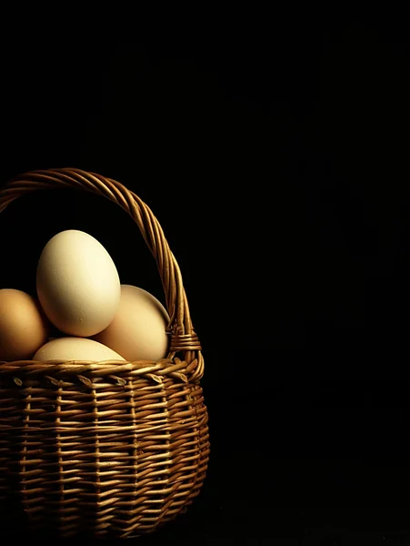 Easter eggs in a wicker basket. — Stock Photo, Image