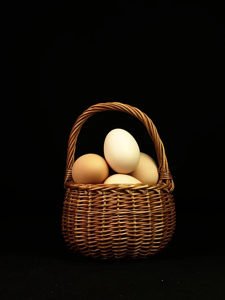 Easter eggs in a wicker basket. — Stock Photo, Image