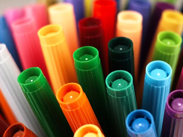 Renkli işaretleyicileri yakından okul.