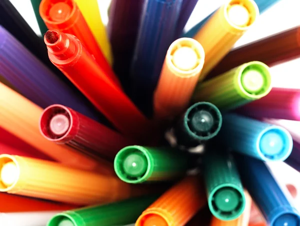 Renkli işaretleyicileri yakından okul.