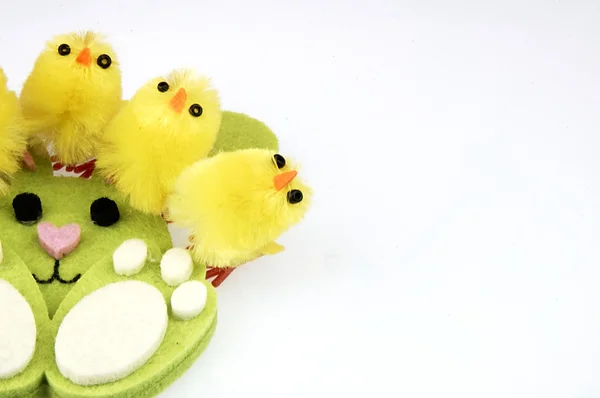 Lilla gula kycklingar. Påskpynt. — Stockfoto