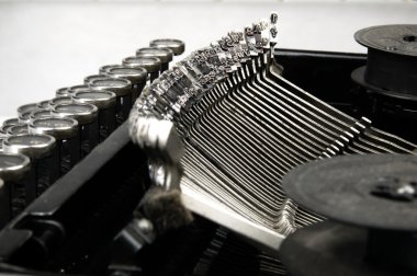 Eski, tozlu daktilo yakından gördüm.