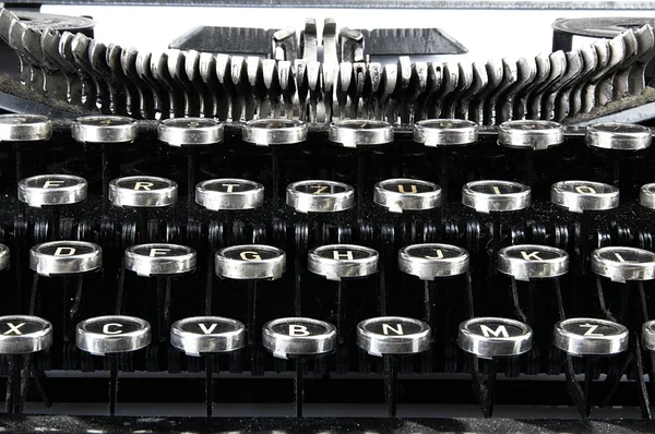 Velha máquina de escrever empoeirada vista de perto . — Fotografia de Stock