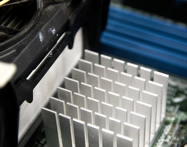 Disipador de calor de aluminio en el disco visto de cerca . — Foto de Stock