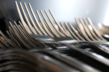 Mutfak masasının üzerinde dizi düzenlenmiş çatal.