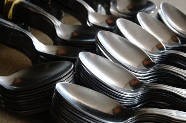 Simetrik olarak masaya düzenlenmiş çay kaşığı.